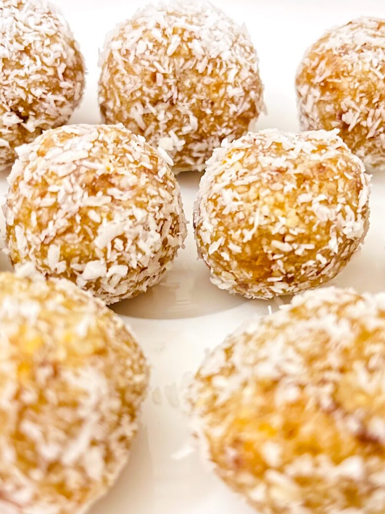 DATTELN. NÜSSE. KOKOSFLOCKEN. EASY ENERGY BALLS