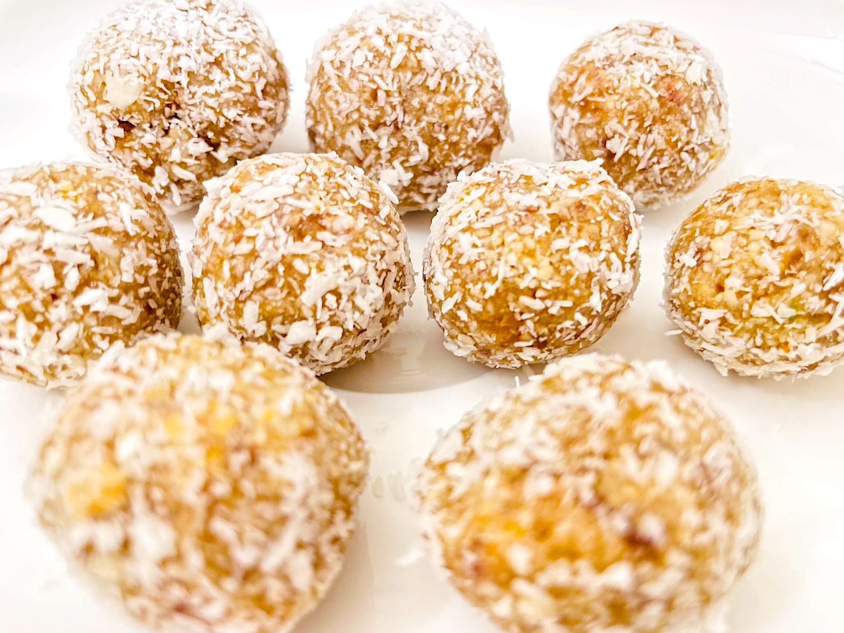 DATTELN. NÜSSE. KOKOSFLOCKEN. EASY ENERGY BALLS